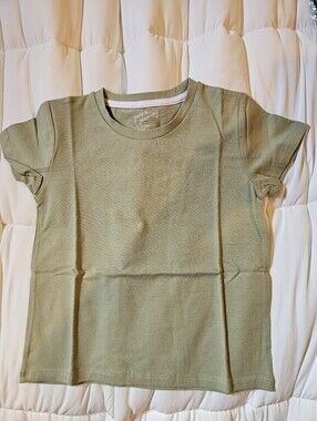 June & January Youth Sage Green Tee Size 5/6 NWT Boutique